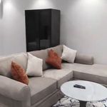 استديو بأثاث مريح وبسيط