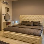 استديو بسرير ماستر وجلسة مريحة
