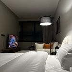 استديو بتصميم هادئ وسرير مريح