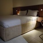 استديو بأثاث مريح وبسيط