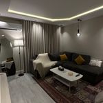 شقة بتصميم أنيق وصالة مريحة