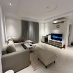 شقة بصالة مريحة وتصميم هادئ