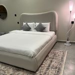 استديو بأثاث مريح وبسيط