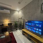 استديو بأثاث مريح وبسيط