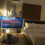 استديو بأثاث مريح وبسيط
