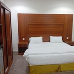 استديو بأثاث مريح وبسيط