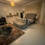 استديو بأثاث مريح وبسيط