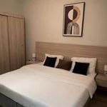 استديو بأثاث مريح وبسيط