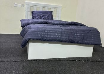 استديو هادئ بأثاث مريح