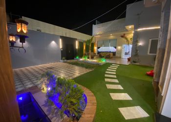 شاليه بمسطح اخضر ومسبح 