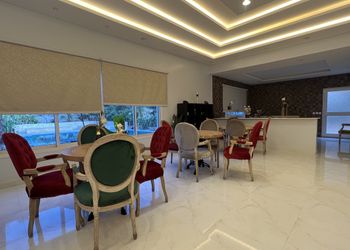 مزرعة بمسطحات خضراء وجلسة خارجية