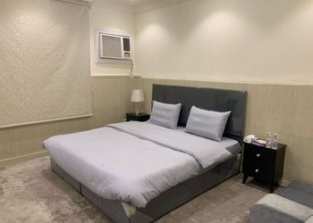 استديو بأثاث مريح وبسيط 
