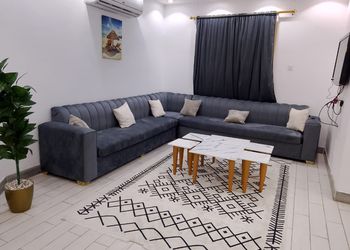 شاليه بمسطح اخضر وجلسة خارجية