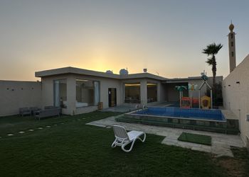 شاليه بمسطح اخضر والعاب مائية