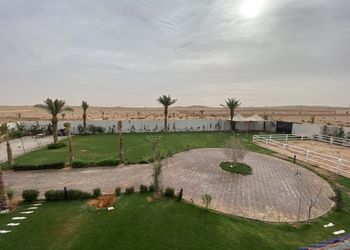 استراحة بمجالس ومسطحات خضراء