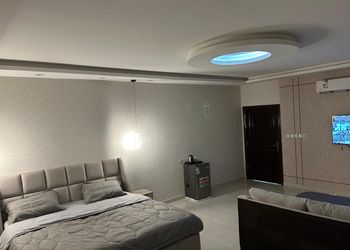 استديو بأثاث مريح وبسيط 