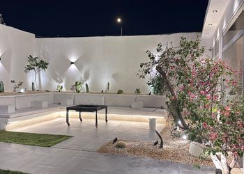 شاليه بجلسة تطل على مسبح خارجي 