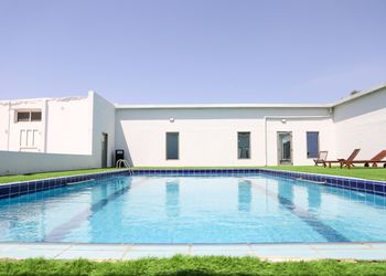 استراحة بمسطح اخضر وجلسه خارجيه