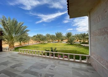 مزرعة بمسطحات خضراء وبيت شعر 