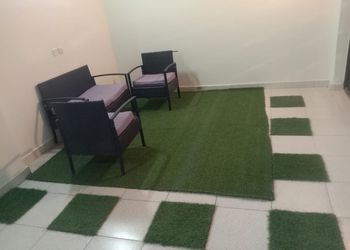 شاليه بصالة جلوس مطلة على المسبح