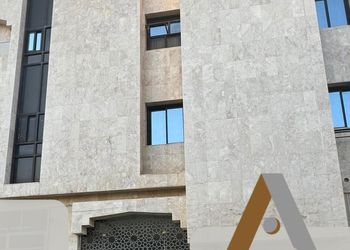 استديو بأثاث مريح وبسيط 