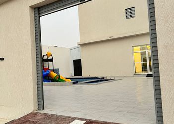 شاليه بمجلس وفناء خارجي