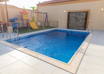 شاليه بمسطح اخضر وجلسة خارجية 