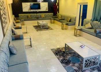 شاليه بجلسة تطل على مسبح خارجي 