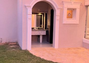 شاليه بمسطح اخضر وجلسة خارجية 