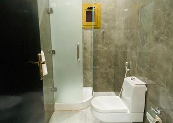 غرفة بأثاث مريح وبسيط 
