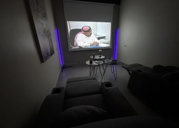شقة بغرفة بروجكتر وجلسة خارجية 