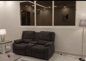 شقة بصالة وثلاث غرف نوم 