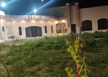 استراحة بمجلس واسع وفناء خارجي 