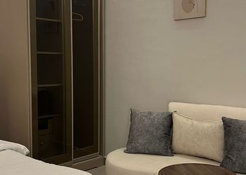 استديو بأثاث مريح وبسيط 
