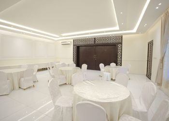 شاليه بمسطح اخضر وجلسة خارجية