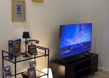 استديو بأثاث مريح وبسيط 