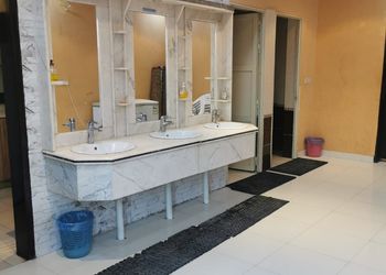 استراحة بملعب كرة قدم و طائره 
