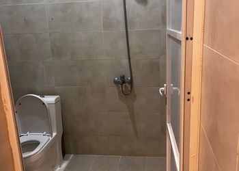 شاليه بجلسة خارجية ومسطح اخضر