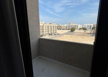 شقة بثلاث غرف نوم وصالة أنيقة 