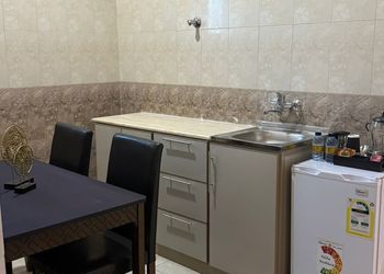 استديو بأثاث مريح وبسيط 