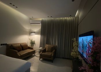 استديو بسرير ماستر وجلسة مريحة 