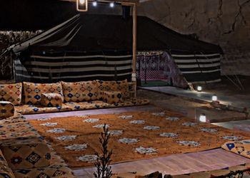 مزرعة محاطة بالجبال