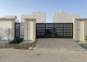 شاليه بمسطح اخضر وجلسة خارجية 