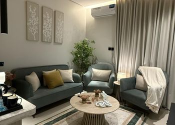 شقة بصالة أنيقة ودخول ذاتي