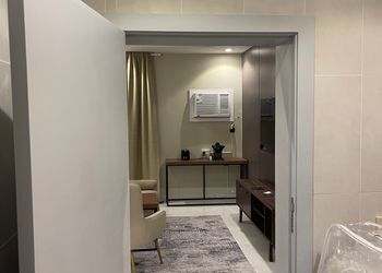 استديو بأثاث مريح وبسيط 