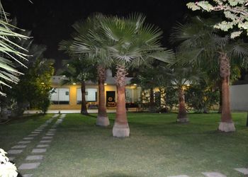 استراحة بملعب كرة طائرة ومسبح 