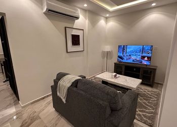 استديو بأثاث مريح وبسيط 