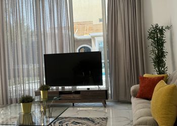 شاليه بمسطح اخضر وجلسة خارجية 