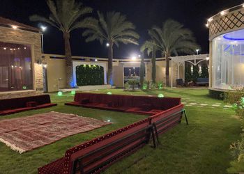شاليه بجلسة تطل على مسبح خارجي 
