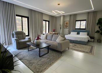 استديو بسرير مريح وتصميم هادئ 